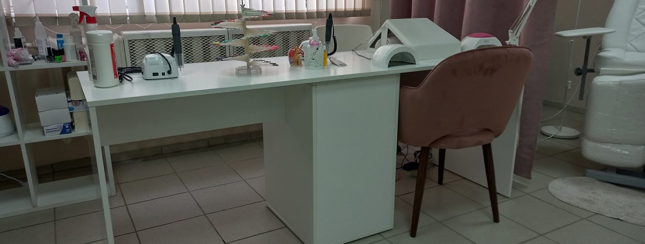 Новый стол в салоне Ногти Тут
