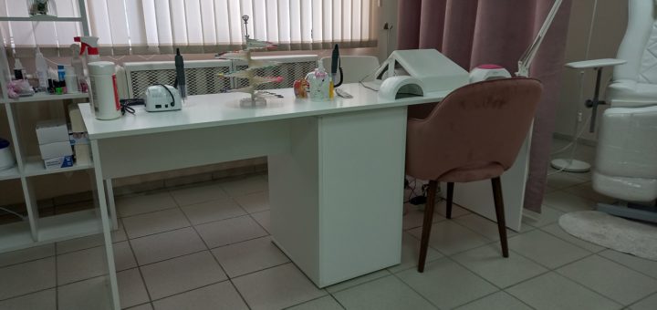 Новый стол в салоне Ногти Тут